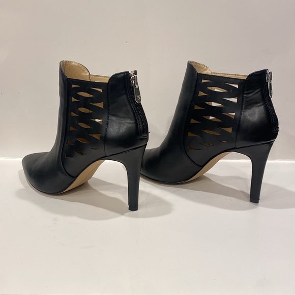 Gently worn like new Adrienne Vittadini black leather boot. - Picture 5 of 10